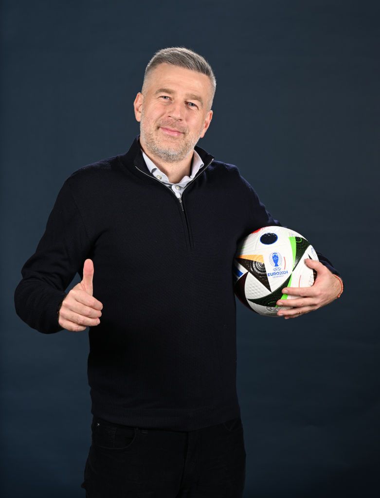 Edward Lordănescu! :) Selecționerul României, ședință foto spectaculoasă cu trofeul EURO 2024 _13
