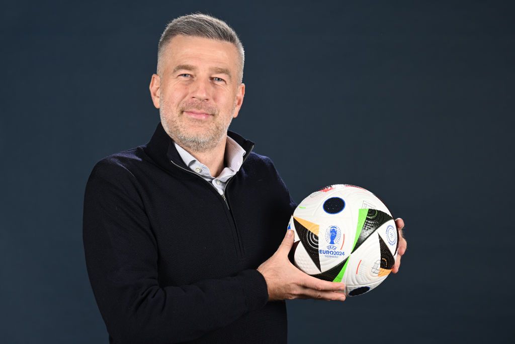 Edward Lordănescu! :) Selecționerul României, ședință foto spectaculoasă cu trofeul EURO 2024 _14
