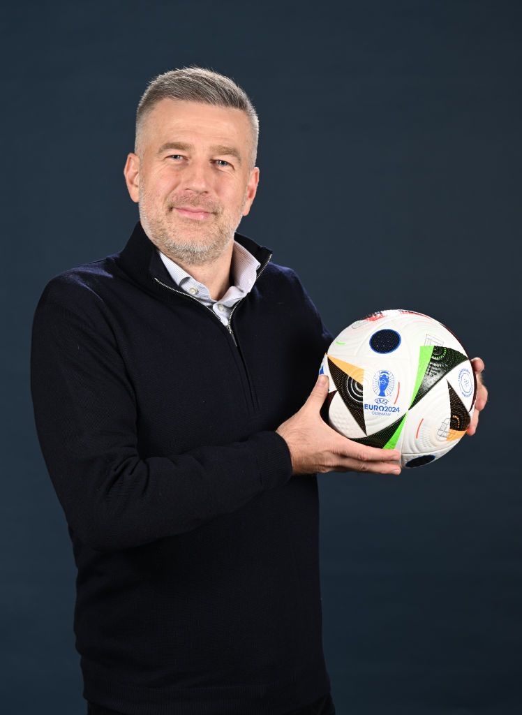 Edward Lordănescu! :) Selecționerul României, ședință foto spectaculoasă cu trofeul EURO 2024 _16