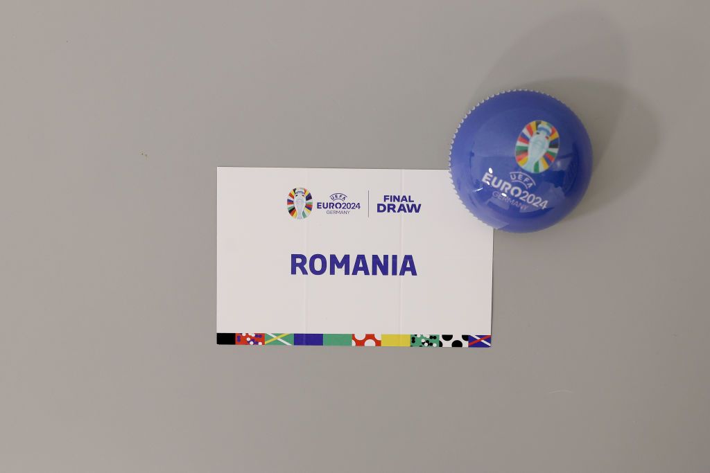 Edward Lordănescu! :) Selecționerul României, ședință foto spectaculoasă cu trofeul EURO 2024 _3