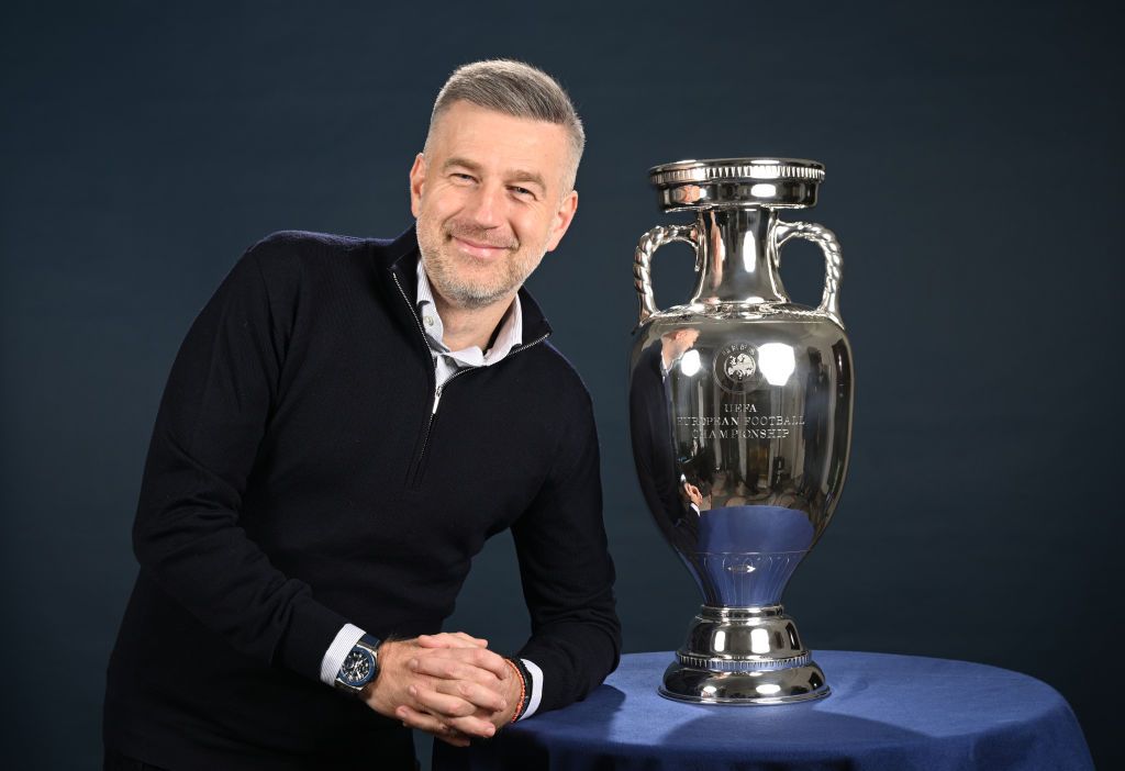 Edward Lordănescu! :) Selecționerul României, ședință foto spectaculoasă cu trofeul EURO 2024 _4