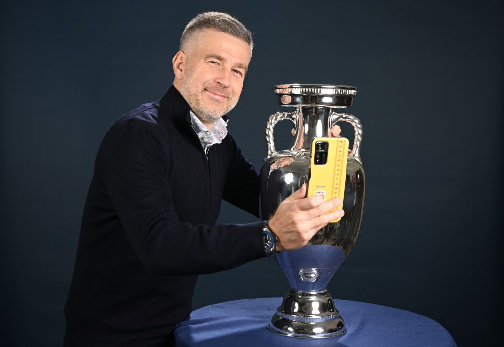 Edward Lordănescu! :) Selecționerul României, ședință foto spectaculoasă cu trofeul EURO 2024 _9