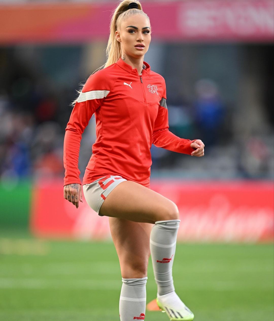 „Atât de curajoasă, puternică și sexy!” Cea mai sexy fotbalistă din lume a părăsit terenul cu nasul însângerat după ultimul meci și fanii au reacționat_14