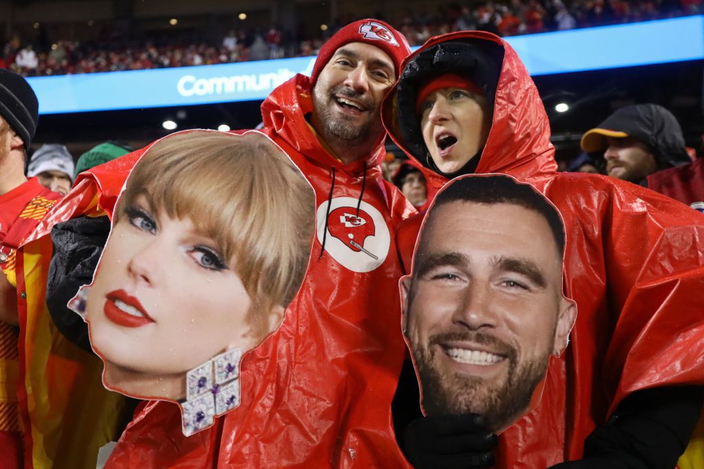 Acuzații pentru Taylor Swift și iubitul său fotbalist: "Nu au o relație reală! Simulează că sunt iubiți pentru reclamă!" _14
