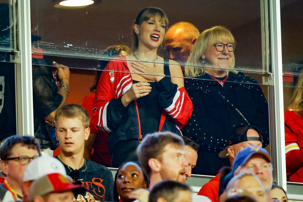 Acuzații pentru Taylor Swift și iubitul său fotbalist: "Nu au o relație reală! Simulează că sunt iubiți pentru reclamă!" _5