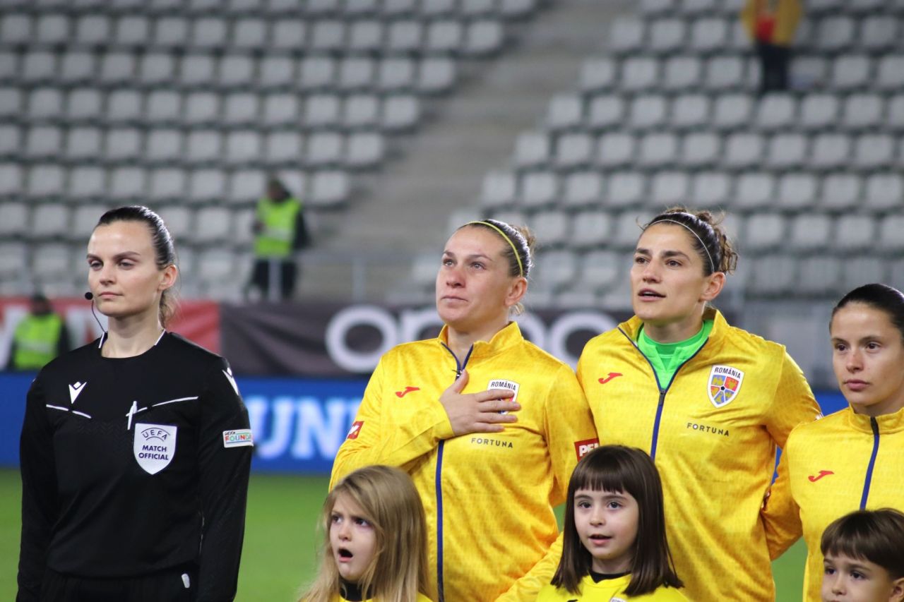 Cine e jucătoarea îmbrățișată de Răzvan Burleanu, la ultimul meci al "tricolorelor"_14