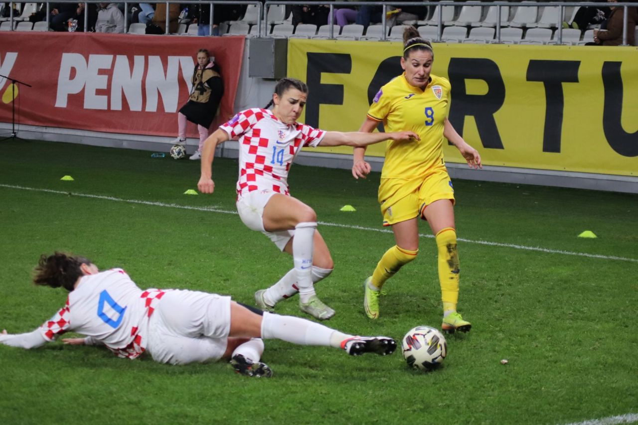 Cine e jucătoarea îmbrățișată de Răzvan Burleanu, la ultimul meci al "tricolorelor"_18