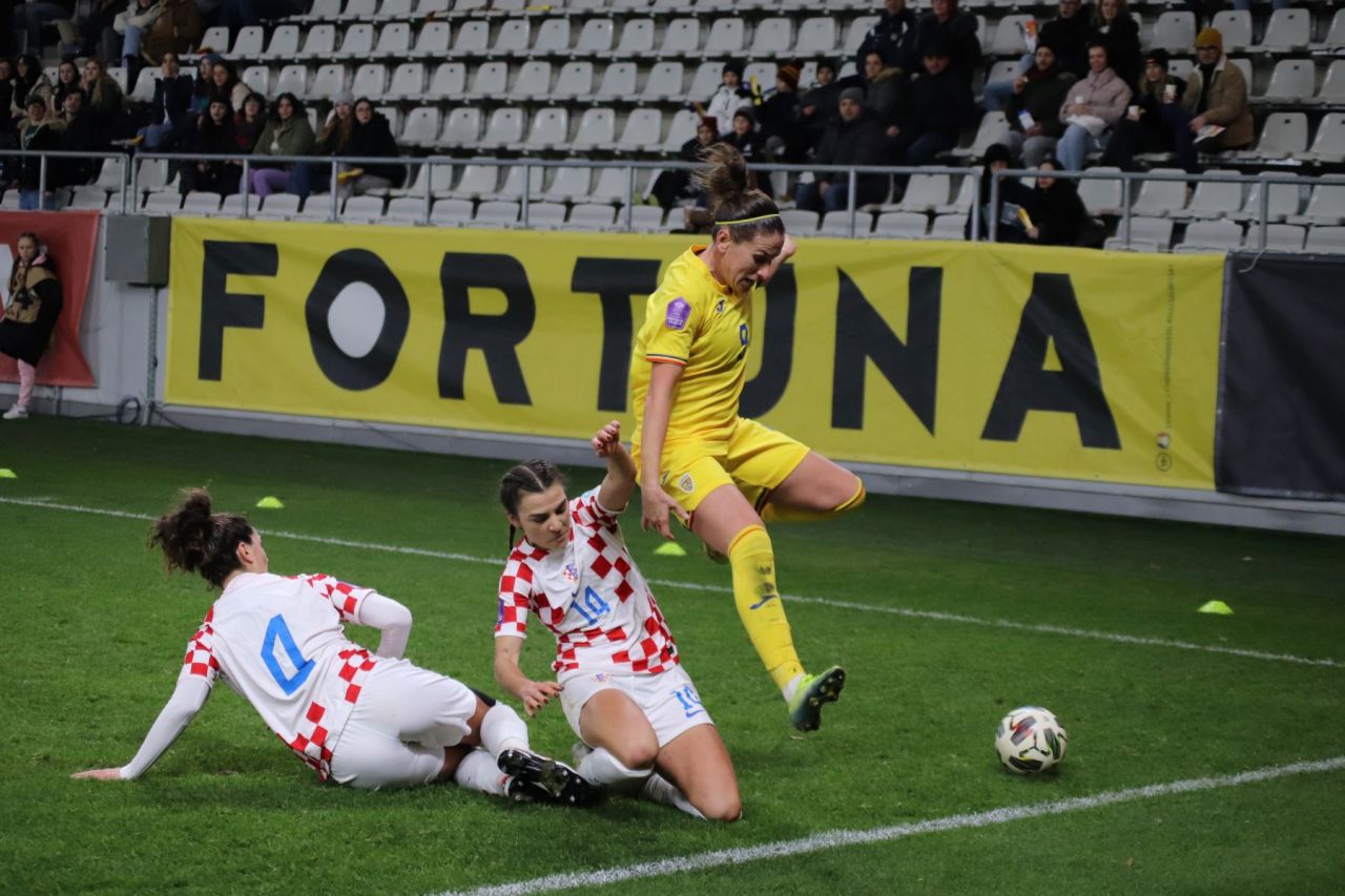 Cine e jucătoarea îmbrățișată de Răzvan Burleanu, la ultimul meci al "tricolorelor"_19