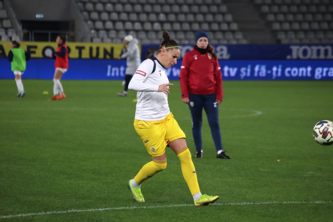 Cine e jucătoarea îmbrățișată de Răzvan Burleanu, la ultimul meci al "tricolorelor"_3