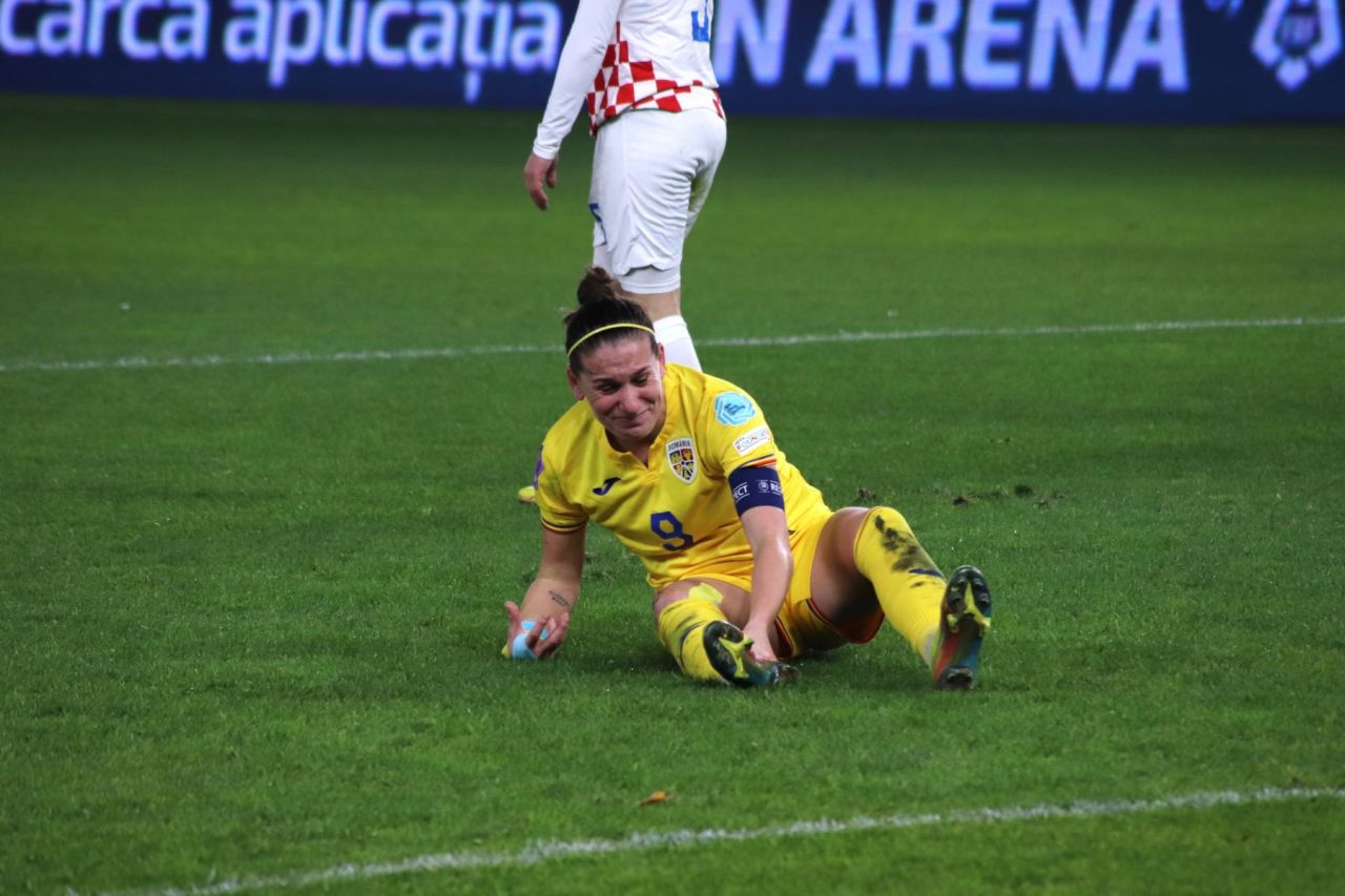 Cine e jucătoarea îmbrățișată de Răzvan Burleanu, la ultimul meci al "tricolorelor"_23