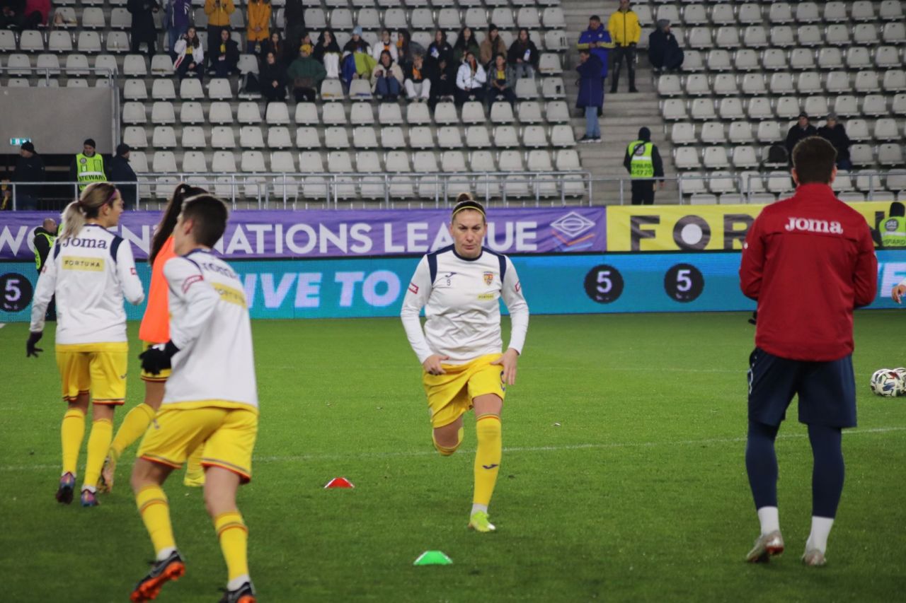 Cine e jucătoarea îmbrățișată de Răzvan Burleanu, la ultimul meci al "tricolorelor"_6