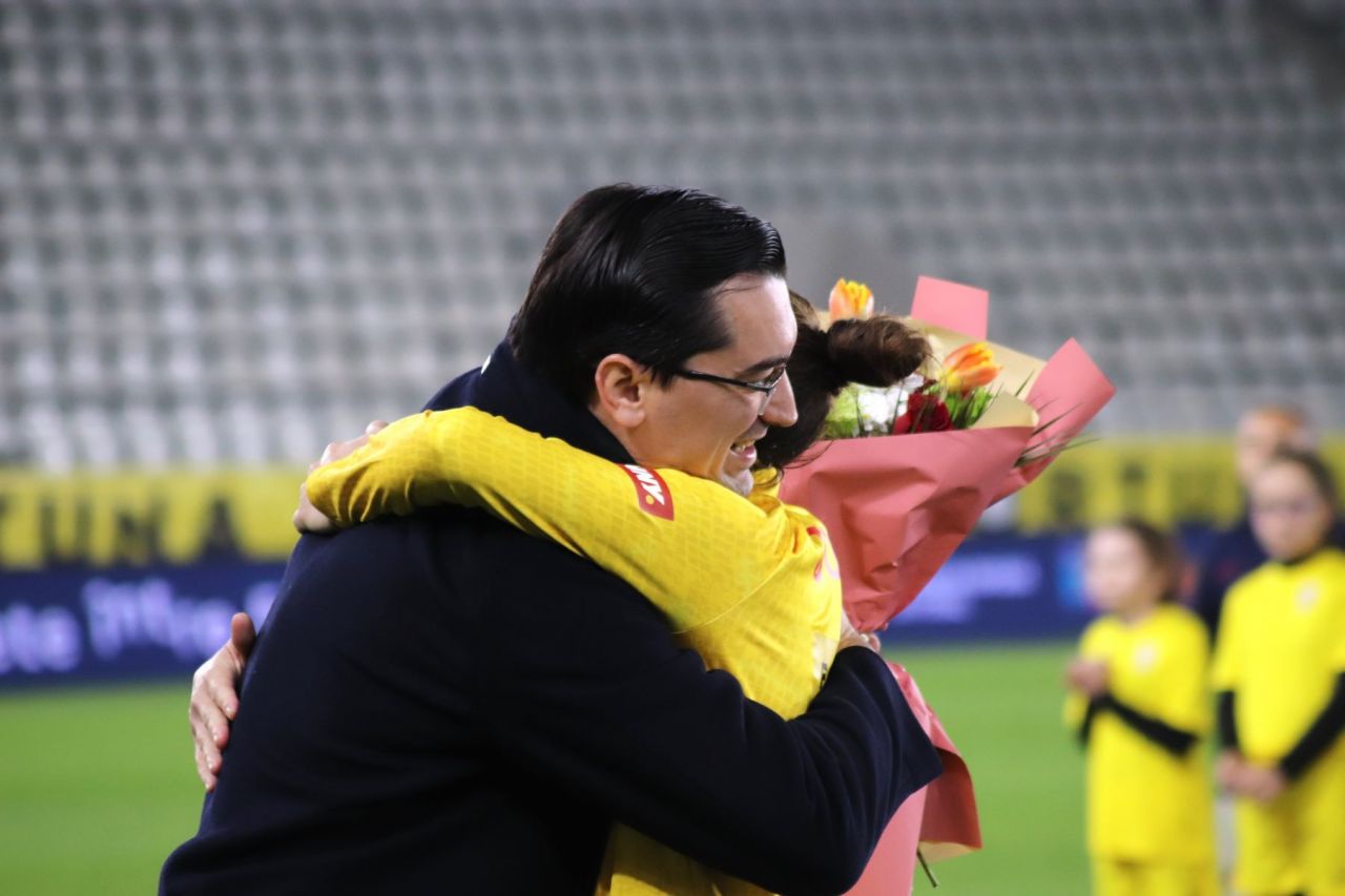 Cine e jucătoarea îmbrățișată de Răzvan Burleanu, la ultimul meci al "tricolorelor"_8