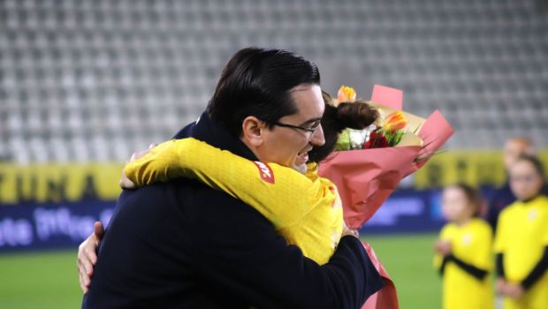 
	Cine e jucătoarea îmbrățișată de Răzvan Burleanu, la ultimul meci al &quot;tricolorelor&quot;
