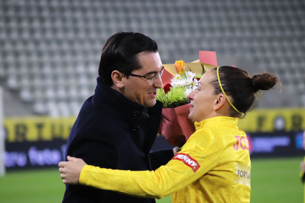 Cine e jucătoarea îmbrățișată de Răzvan Burleanu, la ultimul meci al "tricolorelor"_9