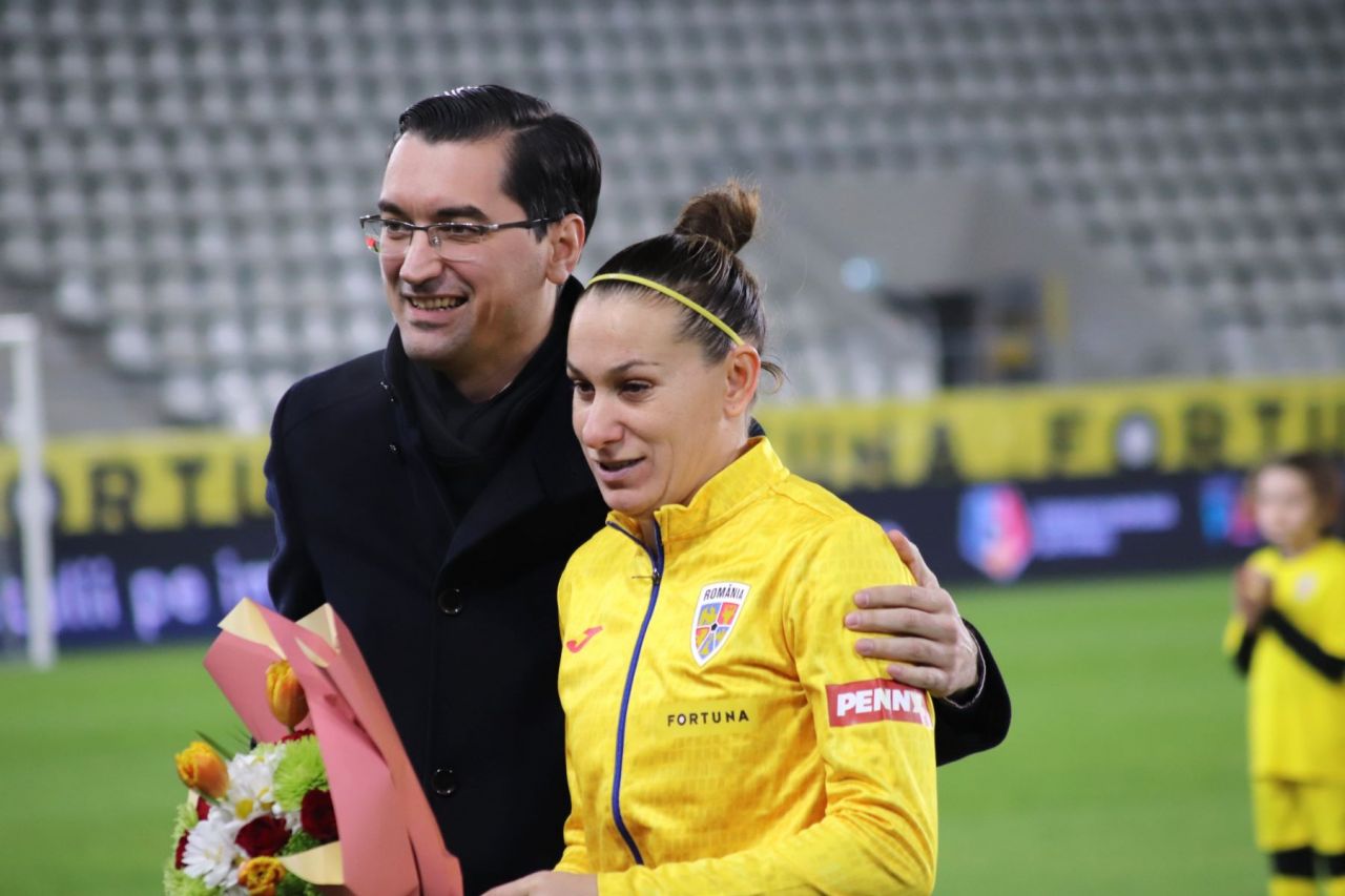 Cine e jucătoarea îmbrățișată de Răzvan Burleanu, la ultimul meci al "tricolorelor"_10