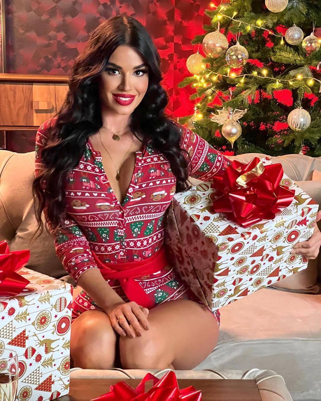 Cea mai sexy crăciuniță! Ivana Knoll s-a costumat de sărbători într-o ținută incendiară_126