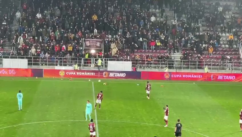 Suporterii Rapidului au aruncat cu jucării în teren, la meciul cu CFR Cluj, de Sf. Nicolae_1