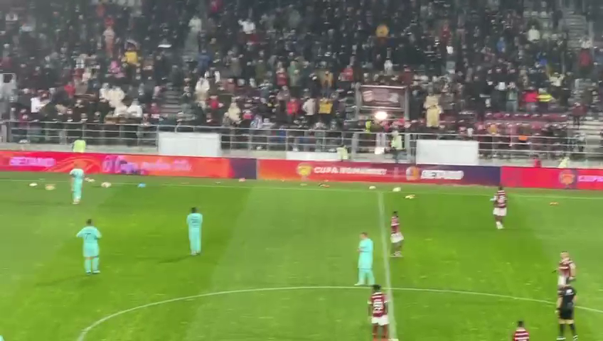 Suporterii Rapidului au aruncat cu jucării în teren, la meciul cu CFR Cluj, de Sf. Nicolae_2