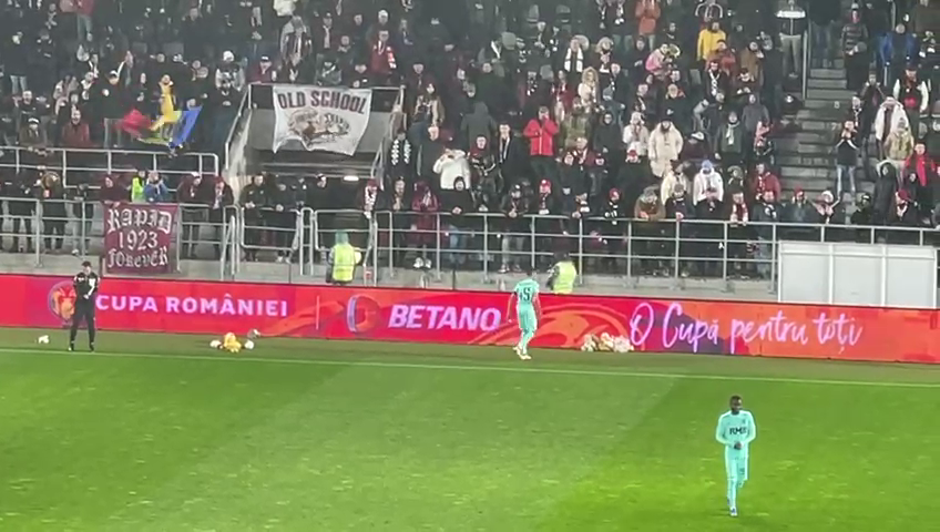 Suporterii Rapidului au aruncat cu jucării în teren, la meciul cu CFR Cluj, de Sf. Nicolae_11