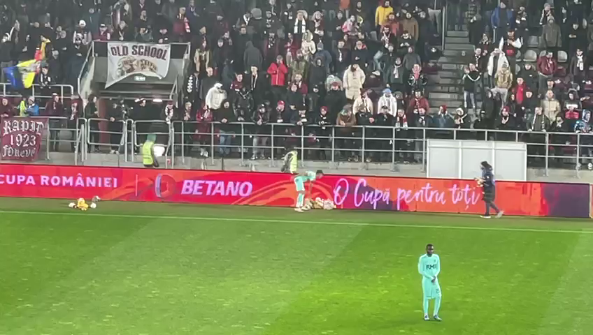 Suporterii Rapidului au aruncat cu jucării în teren, la meciul cu CFR Cluj, de Sf. Nicolae_16