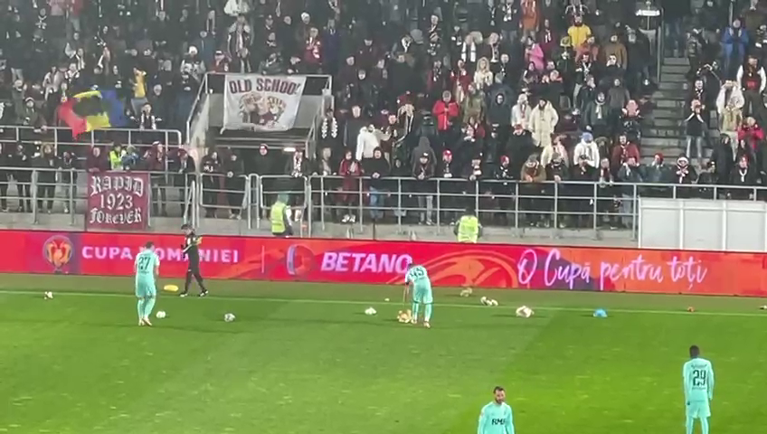 Suporterii Rapidului au aruncat cu jucării în teren, la meciul cu CFR Cluj, de Sf. Nicolae_5