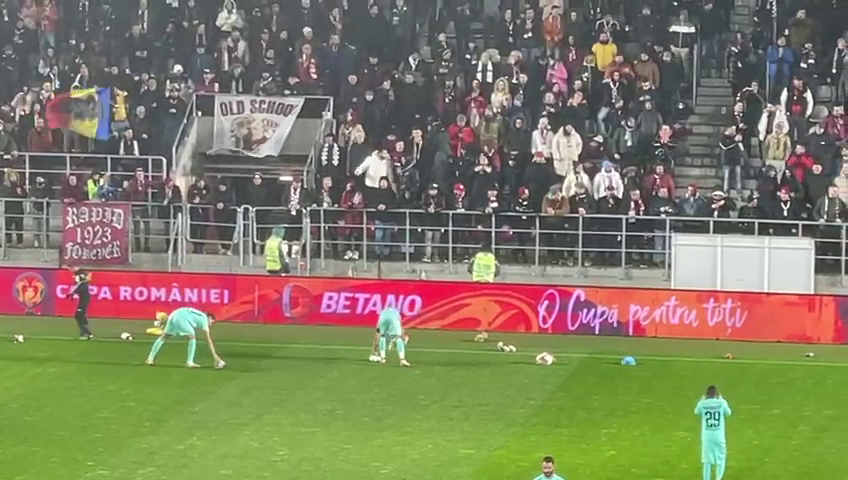 Suporterii Rapidului au aruncat cu jucării în teren, la meciul cu CFR Cluj, de Sf. Nicolae_8