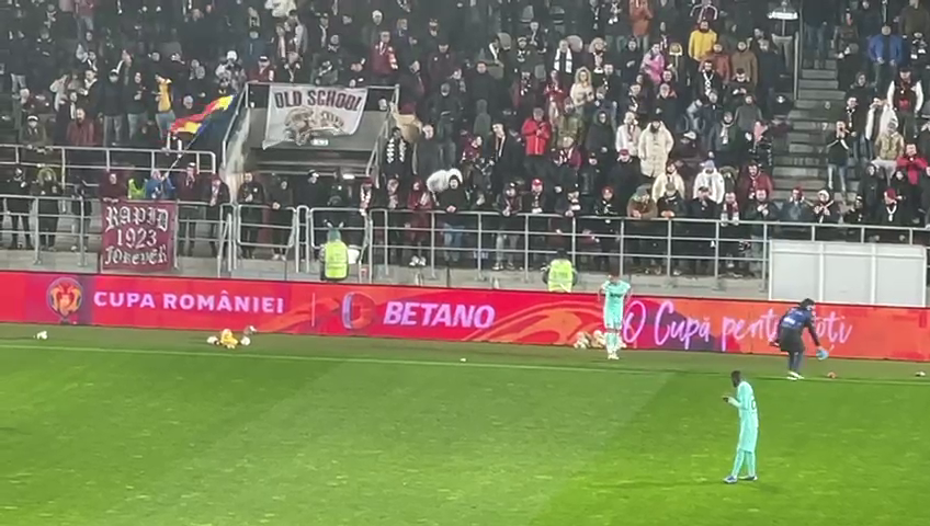 Suporterii Rapidului au aruncat cu jucării în teren, la meciul cu CFR Cluj, de Sf. Nicolae_10