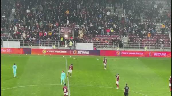 Suporterii Rapidului au aruncat cu jucării în teren, la meciul cu CFR Cluj, de Sf. Nicolae