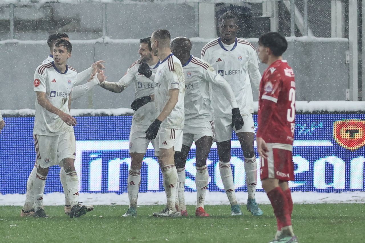 Derapaj rasist în timpul meciului Dinamo - Oțelul Galați! Francois Yabre, ținta atacurilor suporterilor „roș-albi”_1
