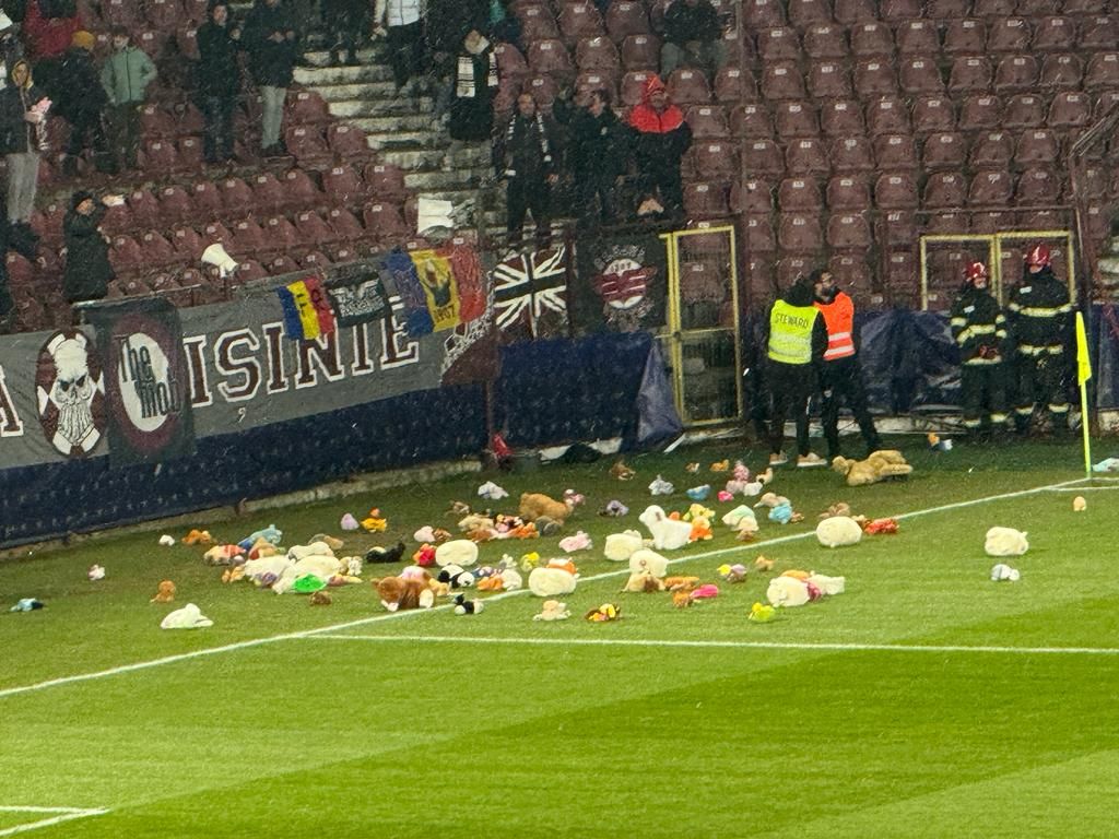 Fanii lui CFR Cluj au aruncat cu jucării pe teren la meciul cu FCSB!_2