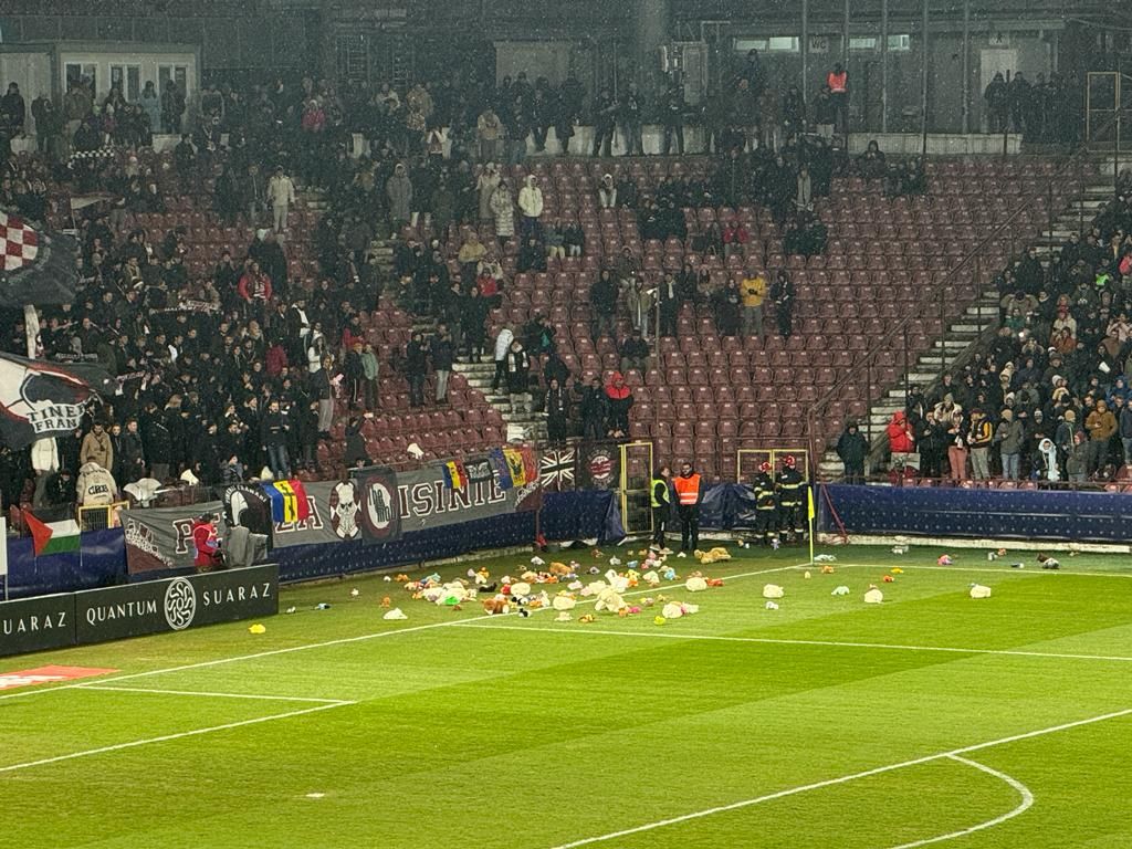Fanii lui CFR Cluj au aruncat cu jucării pe teren la meciul cu FCSB!_3
