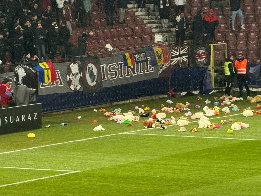 Fanii lui CFR Cluj au aruncat cu jucării pe teren la meciul cu FCSB!_4