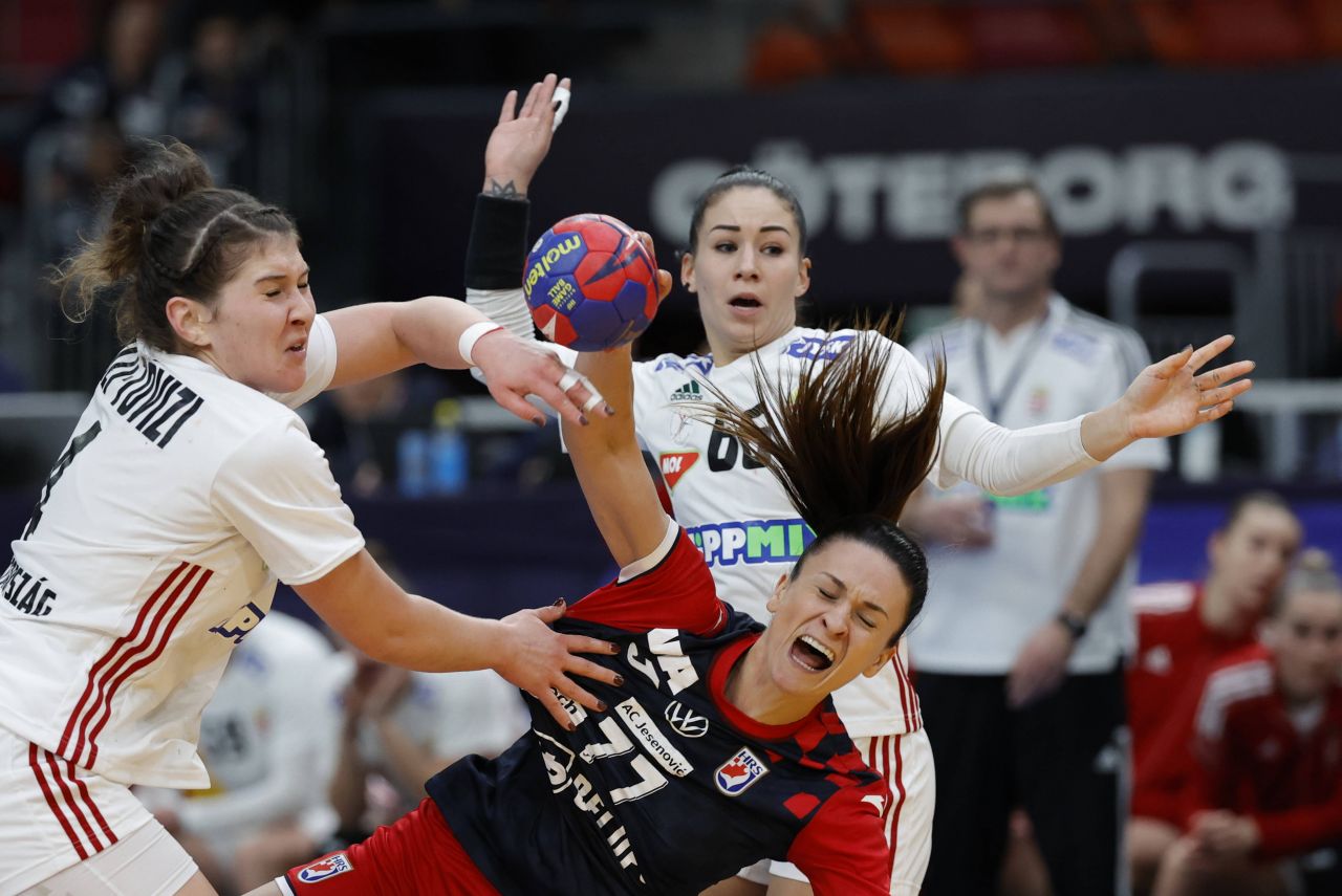 Reacția presei maghiare după ce Ungaria s-a calificat la Turneul Preolimpic de handbal feminin. "Pasărea Phoenix" / "Eroine"_10