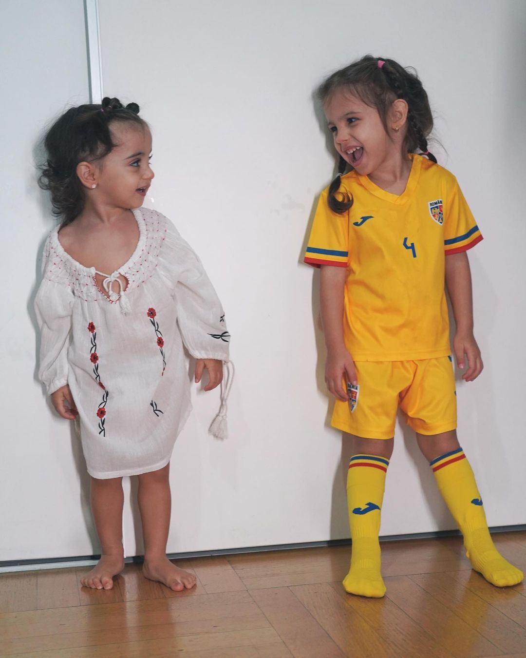Moment viral! Cum a reacționat Victoria, fata cea mare a lui Cristi Manea, când fotbalistul i-a dăruit echipamentul lui CFR Cluj _26