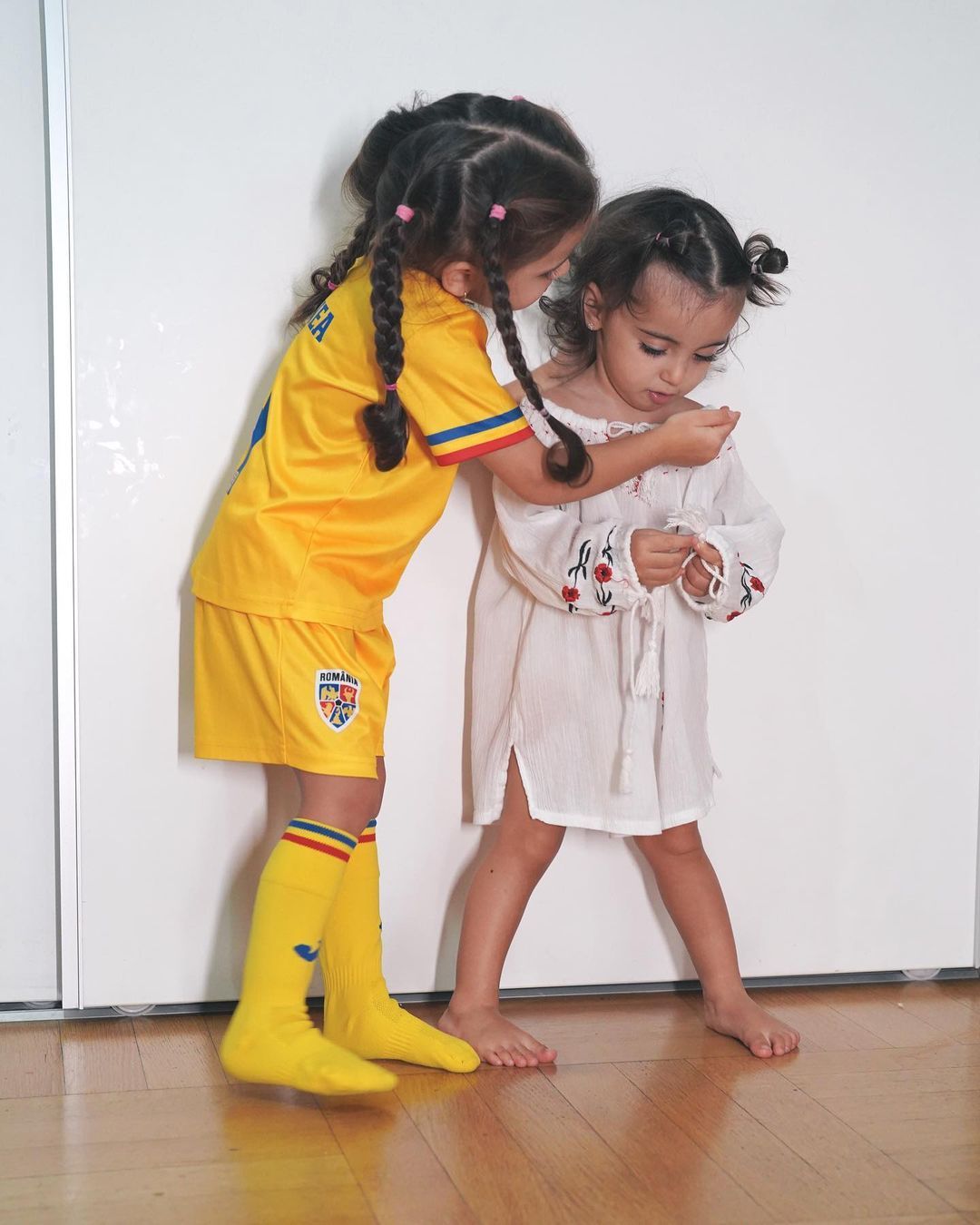 Moment viral! Cum a reacționat Victoria, fata cea mare a lui Cristi Manea, când fotbalistul i-a dăruit echipamentul lui CFR Cluj _27