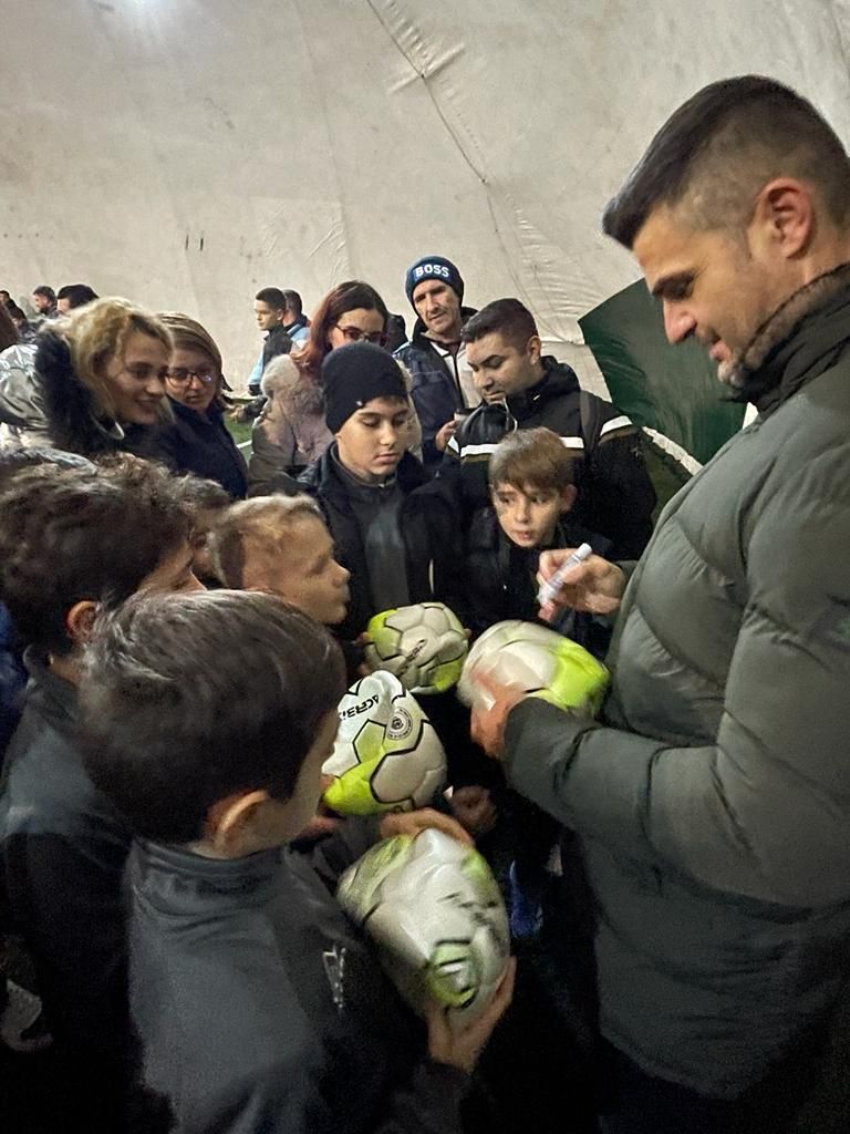 Ana Maria Brânză, Cătălin Oprișan și Florin Bratu au împărțit cadouri la școala de fotbal "Dan Chilom"_2