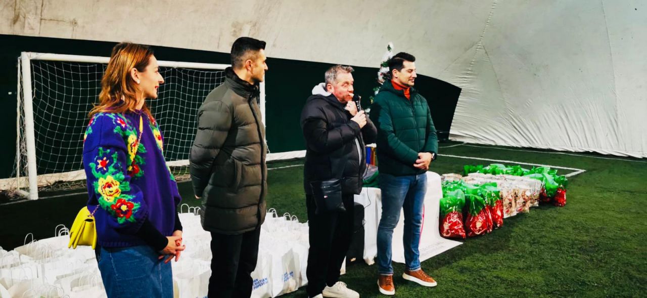 Ana Maria Brânză, Cătălin Oprișan și Florin Bratu au împărțit cadouri la școala de fotbal "Dan Chilom"_5