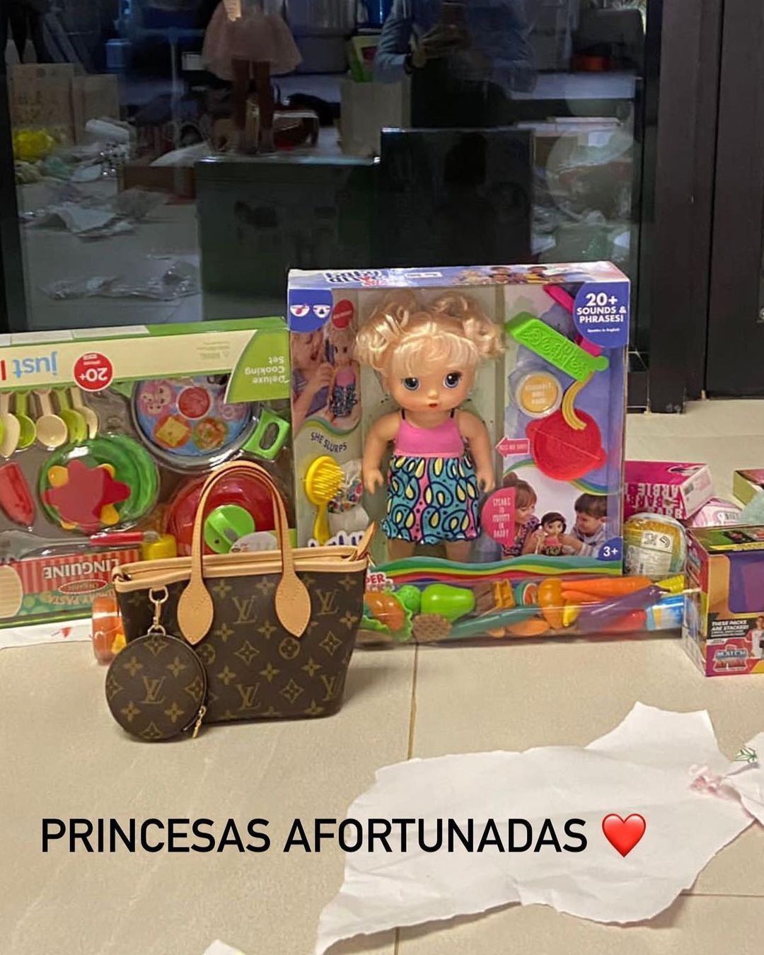 Critici dure pentru Georgina după ce le-a cumpărat cadou fetelor sale de 6 ani o geantă de 1.700 de euro_3