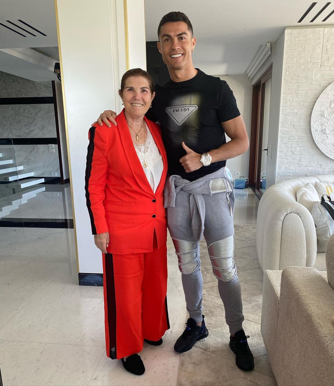 Cristiano Ronaldo, cadou de 80.000 de dolari pentru mama lui! Bolidul pe care i l-a cumpărat în ziua în care femeia a împlinit 69 de ani _11