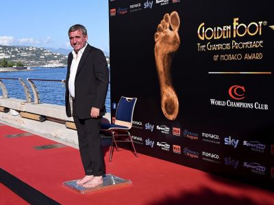 Gheorghe Hagi a primit trofeul Golden Foot în 2015 / Foto: Getty Images
