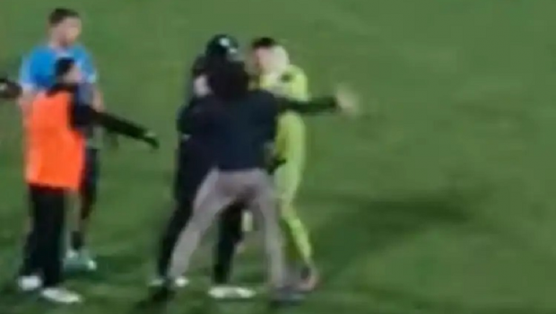 
	Scandal în Italia! Tatăl unui fotbalist a intrat pe teren și l-a bătut pe adversarul fiului său

