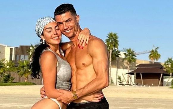 "Mă întreb de câte ori s-a dat zoom". Cristiano Ronaldo și Georgina Rodriguez s-au pozat în mare, iar fanii au fost în delir_2