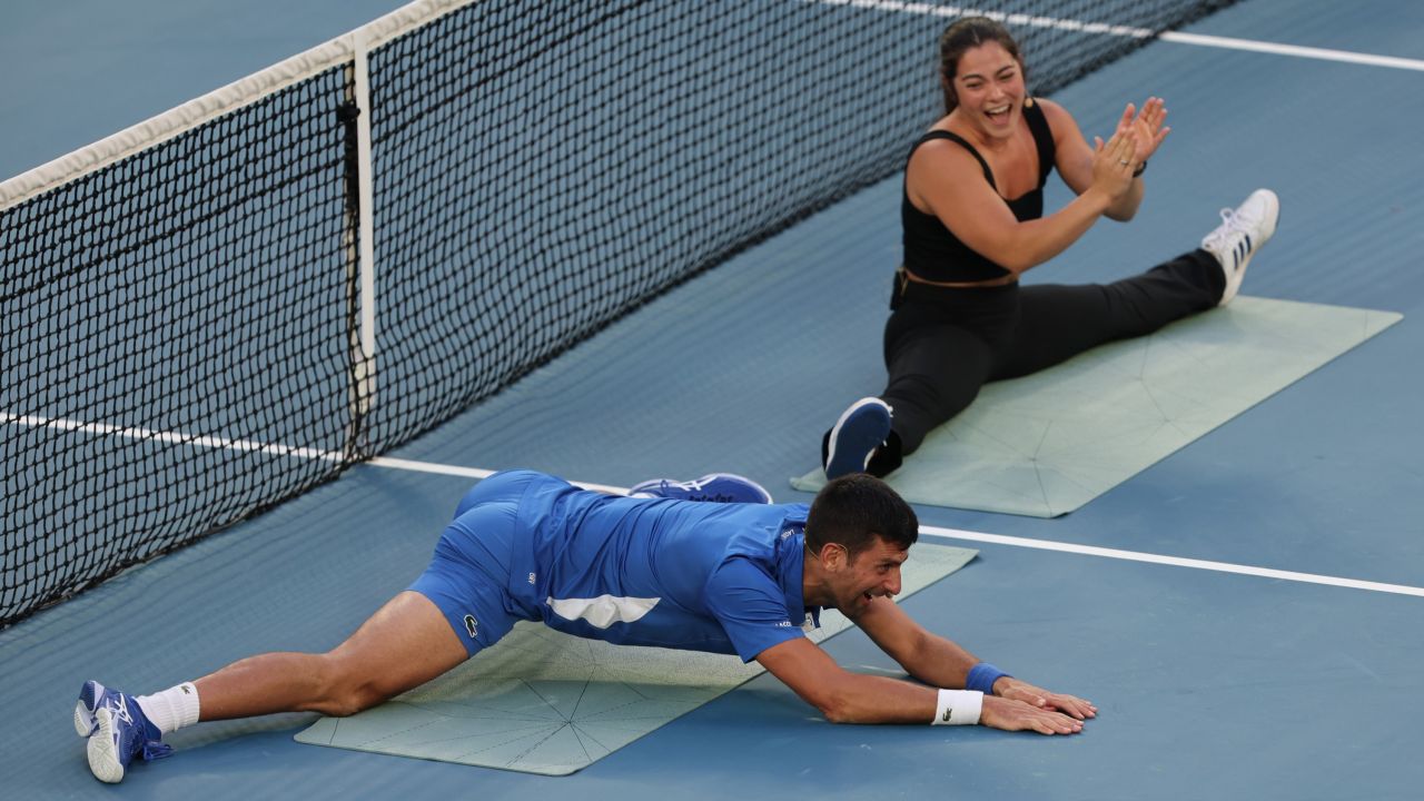 Djokovic face „șpagatul lui Van Damme” și dă la coș: a făcut show la Melbourne înainte de Australian Open 2024_22
