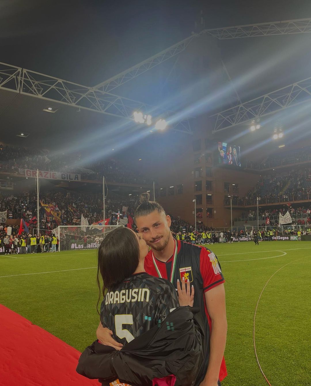 Iubita și sora lui Radu Drăgușin, surprinse cu partenera unui fotbalist de la Tottenham! Ce au făcut_20
