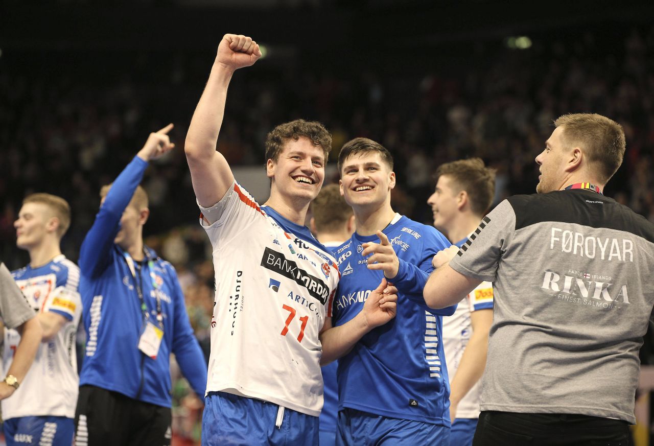 Nebunie! Surpriză uriașă la Campionatul European de handbal masculin: naționala Insulelor Feroe a reușit un rezultat magnific. Fiesta în tribune_12