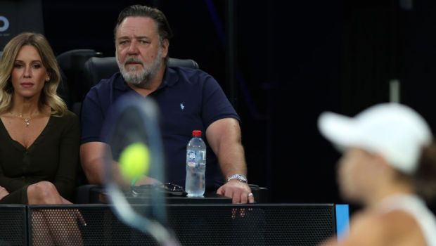 
	Doar Russell Crowe și Hugh Grant își permit bilete la finala masculină Australian Open 2024: la fete e mult mai ieftin

