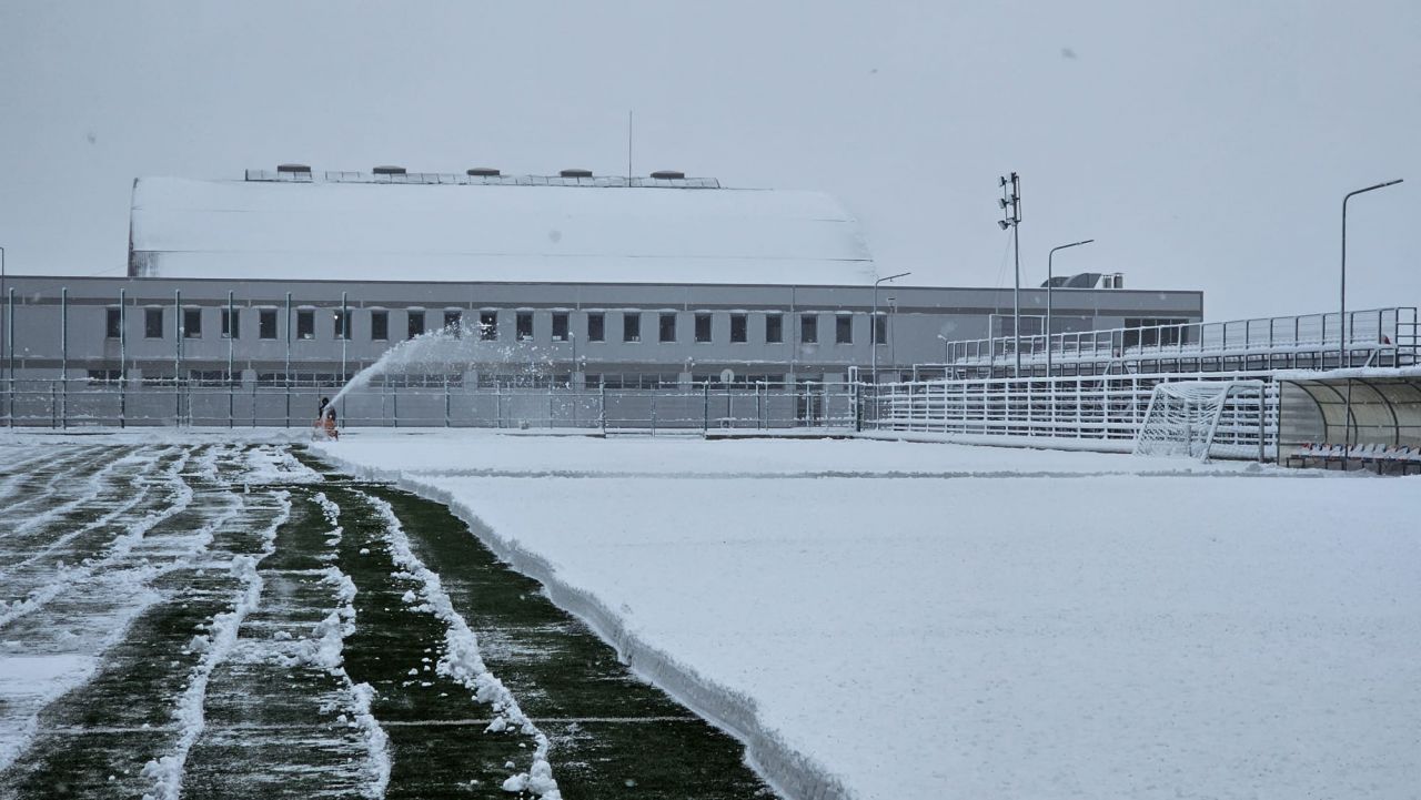 Ghencea înzăpezită! Primul meci al anului pentru Steaua, amânat după ce ninsoarea a acoperit stadionul_6