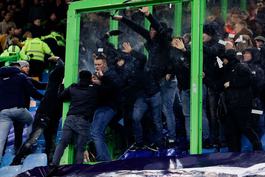 Scandal de proporții în Eredivisie: fanii au vrut să intre pe teren! Ultrașii unui club din Liga 1, acuzați_5