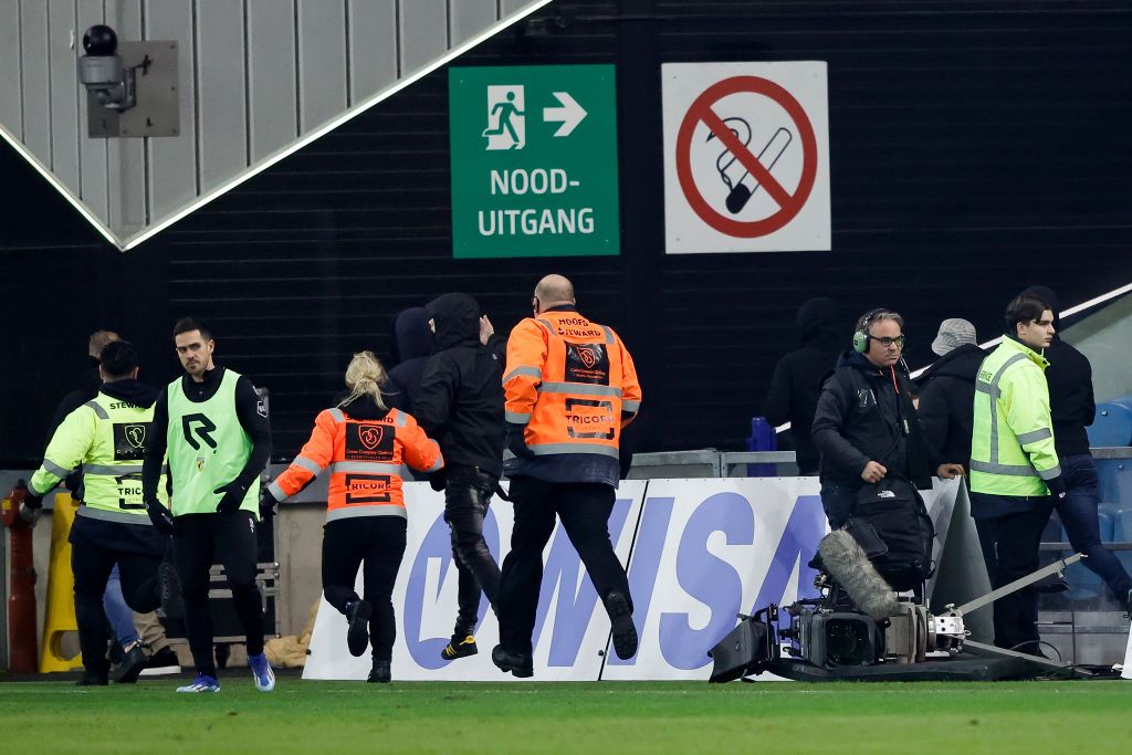 Scandal de proporții în Eredivisie: fanii au vrut să intre pe teren! Ultrașii unui club din Liga 1, acuzați_6