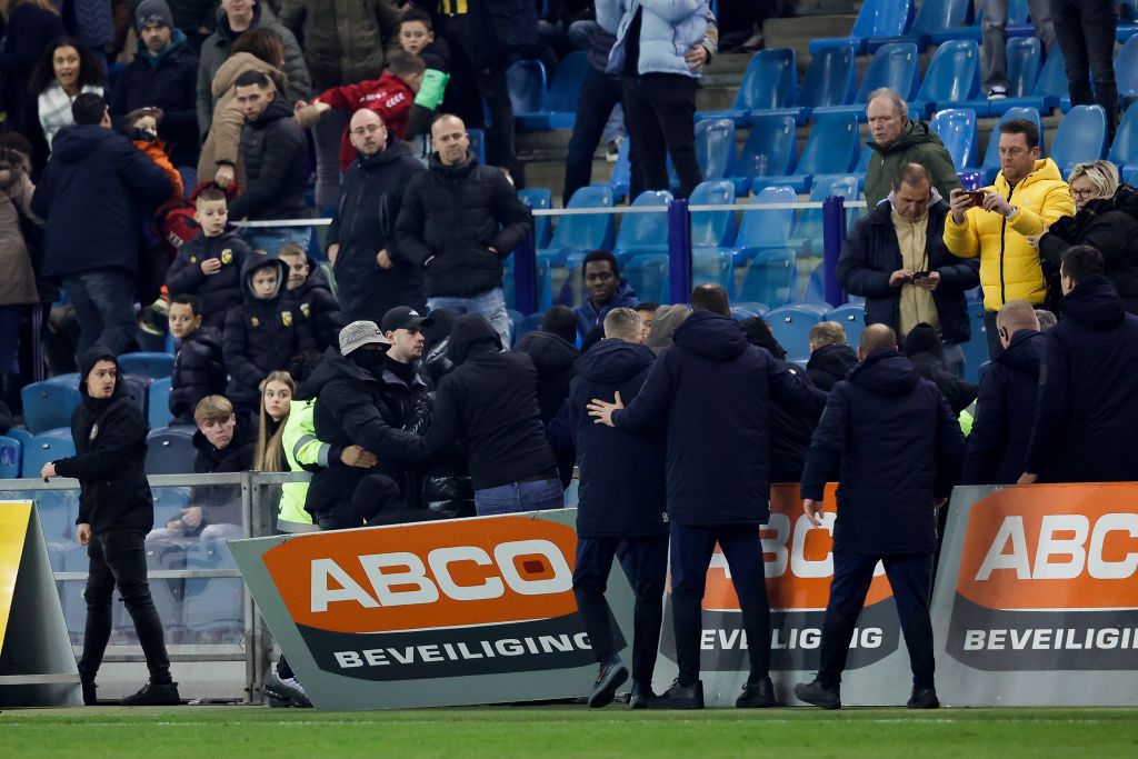 Scandal de proporții în Eredivisie: fanii au vrut să intre pe teren! Ultrașii unui club din Liga 1, acuzați_7